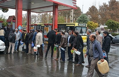 شوک افزایش قیمت بنزین در ساعت ۲۴ / سوخت‌گیری مردم با گالن و بشکه جنجال به پا کرد