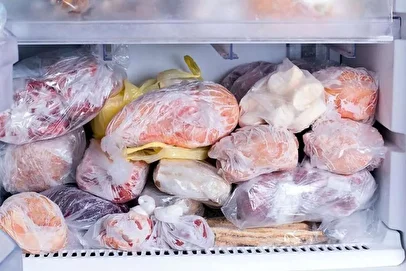 اگر میخواهید گوشت فریزری مثل روز اول تازه بماند؛ این چند راهکار کلیدی را انجام دهید