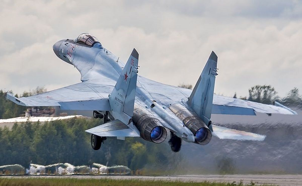 خلبان ارتش ایران با نماد سوخو-۳۵ + عکس