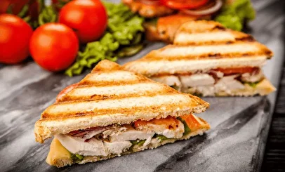 طرز تهیه اسنک مرغ در ساندویچ‌ساز و ماهیتابه/ با کمترین مواد غذایی یک شام سبک برای دورهمی دوستانه درست کنید