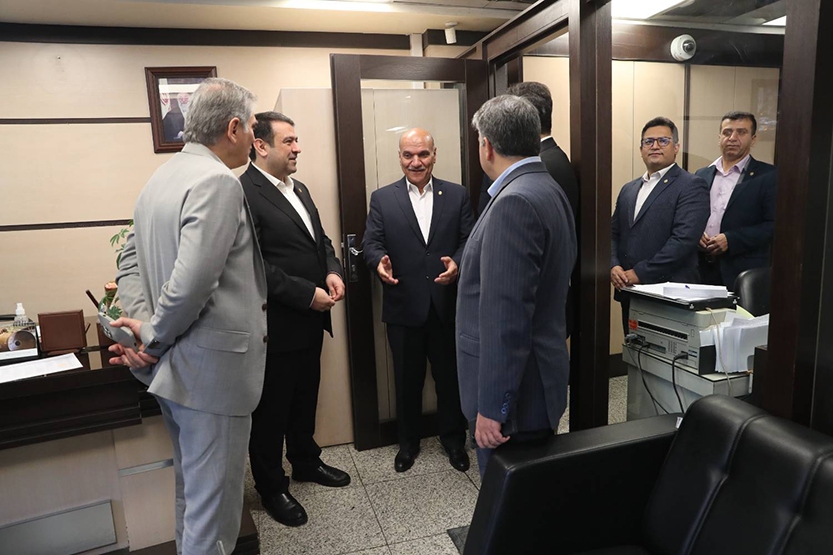 بازدید نجارزاده از برخی شعب انتقال یافته بانک سابق آینده به بانک ملی ایران/ استمرار بی وقفه خدمات به مردم و تمرکز بر مشتری مداری