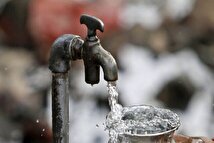 هدررفت هزاران لیتر آب در بزرگراه آزادگان!/ مسئولان مربوطه یا بی‌خبرند یا گردن نمی‌گیرند!+فیلم