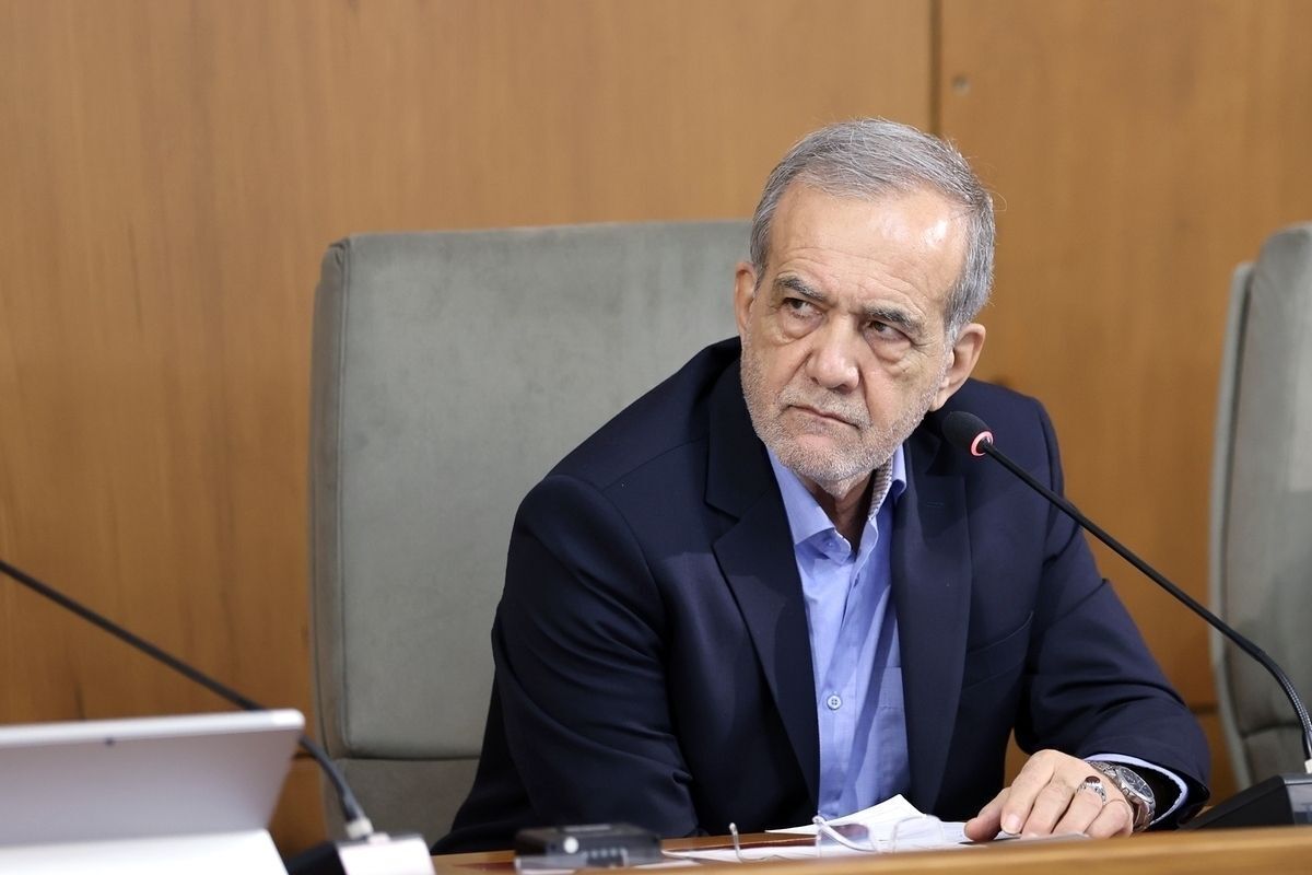 «روی طلا خوابیدهایم ولی گرسنهایم»/ کیهان دوباره توپخانه علیه پزشکیان را آتش کرد «روی طلا خوابیدهایم ولی گرسنهایم»/ کیهان دوباره توپخانه علیه پزشکیان را آتش کرد