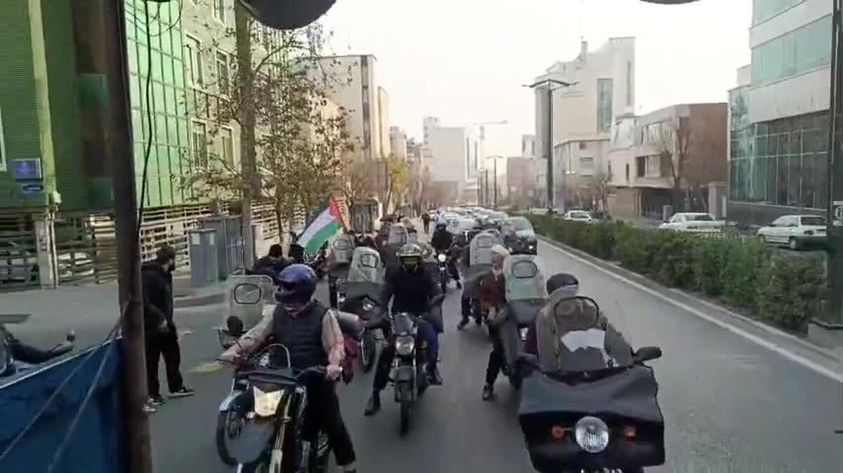 تجمع حاشیه‌ساز در تهران برای محاکمه ظریف و روحانی + عکس