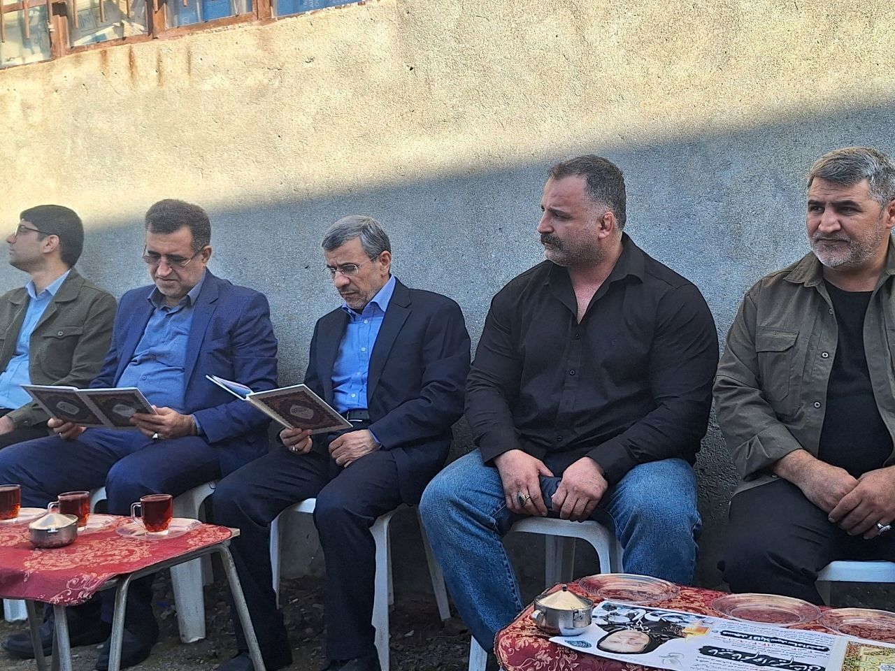 قرآن خوانی احمدی‌نژاد در مراسم ختم خواهر اسفندیار رحیم مشایی+عکس