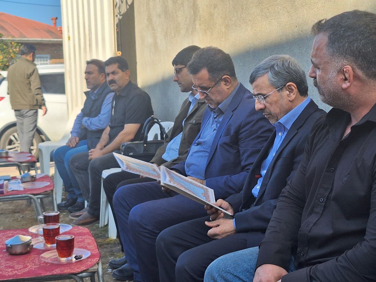 قرآن خوانی احمدی‌نژاد در مراسم ختم خواهر اسفندیار رحیم مشایی+عکس