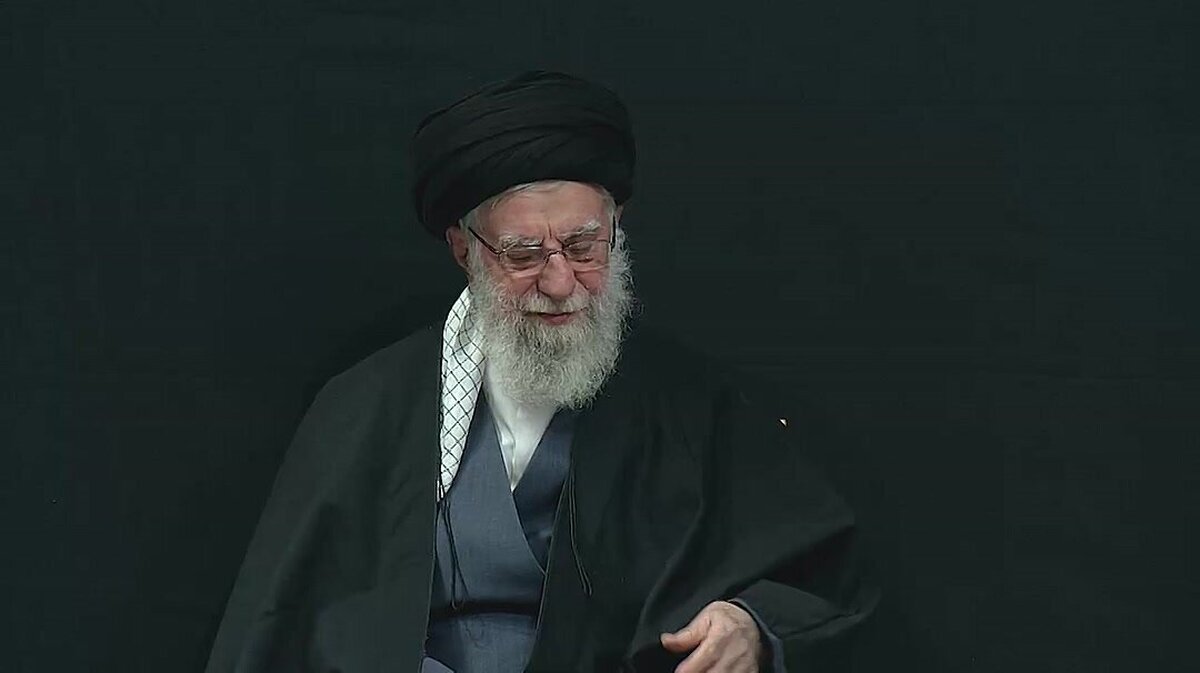 لحظه ورود رهبری به دومین شب عزاداری حضرت زهرا (س) + فیلم