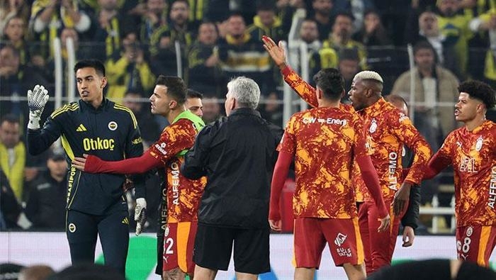 کتک‌کاری بین بازیکنان پیش از شروع دربی + تصاویر