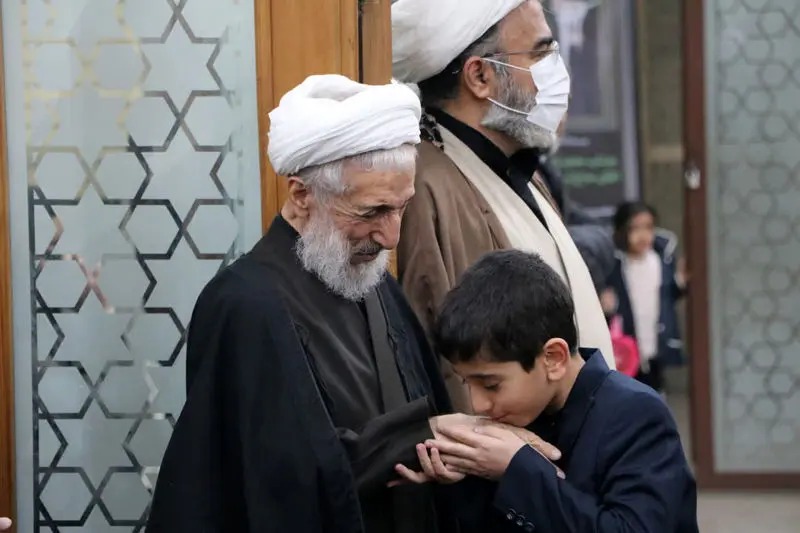 بوسیدن دست کاظم صدیقی در مراسم یاد بود پسرش + عکس