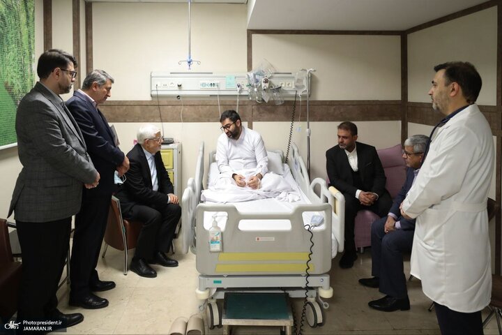 گریه جانگداز سقاب اصفهانی در آغوش محمدرضا عارف گریه جانگداز سقاب اصفهانی در آغوش محمدرضا عارف