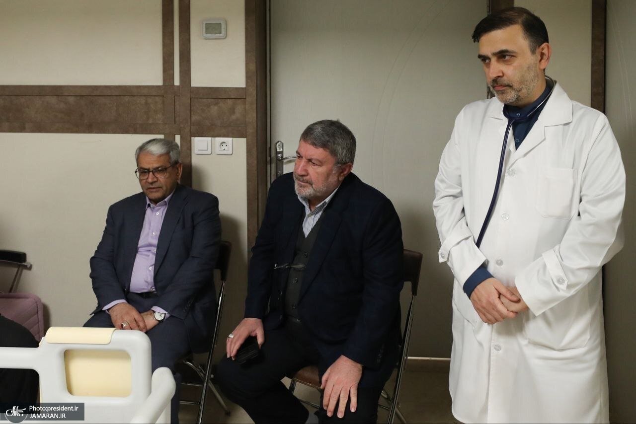 گریه جانگداز سقاب اصفهانی در آغوش محمدرضا عارف گریه جانگداز سقاب اصفهانی در آغوش محمدرضا عارف