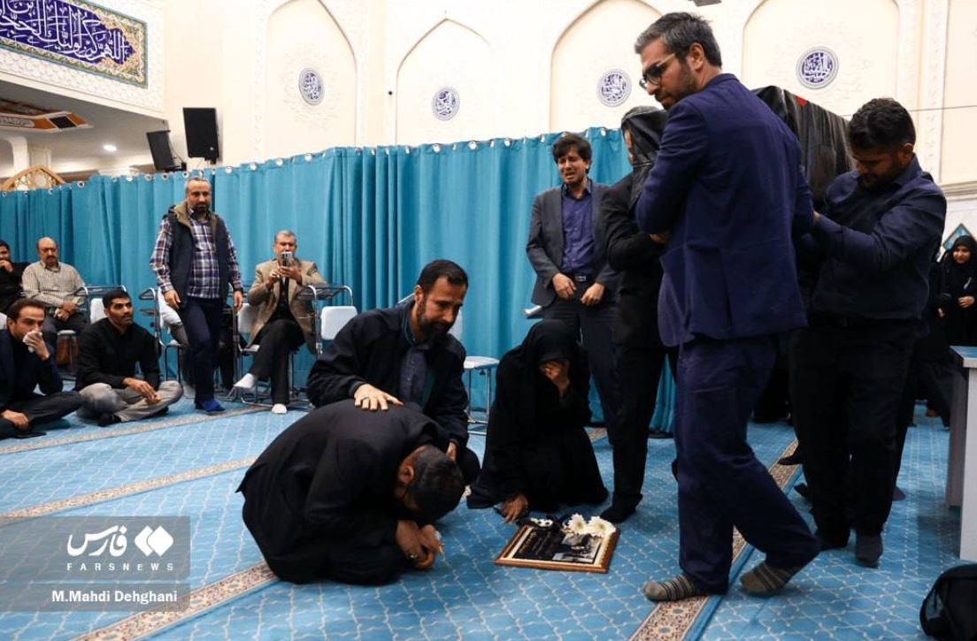 وداع معاون رئیس جمهور با همسر و دخترش/ تصاویری تلخ از مراسم ترحیم خانواده سقاب اصفهانی