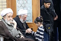 بوسیدن دست کاظم صدیقی در مراسم یاد بود پسرش + عکس