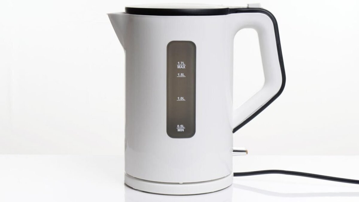 هشدار جدی درباره کتری‌های پلاستیکی برقی/ خطرات پنهان استفاده و تأثیر آن بر سلامت