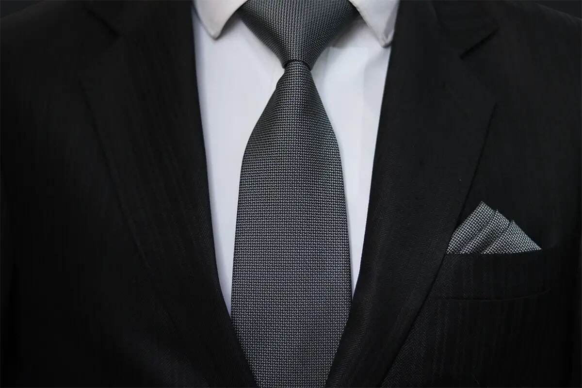 مجبوریم به‌خاطر کراوات نزدن از مقامات دیگر کشورها عذرخواهی کنیم! + فیلم