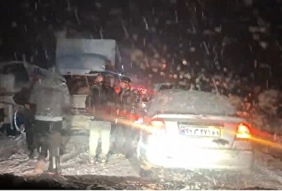 صد‌ها خودرو در جاده سنندج ــ سقز گرفتار برف و کولاک شدند + فیلم