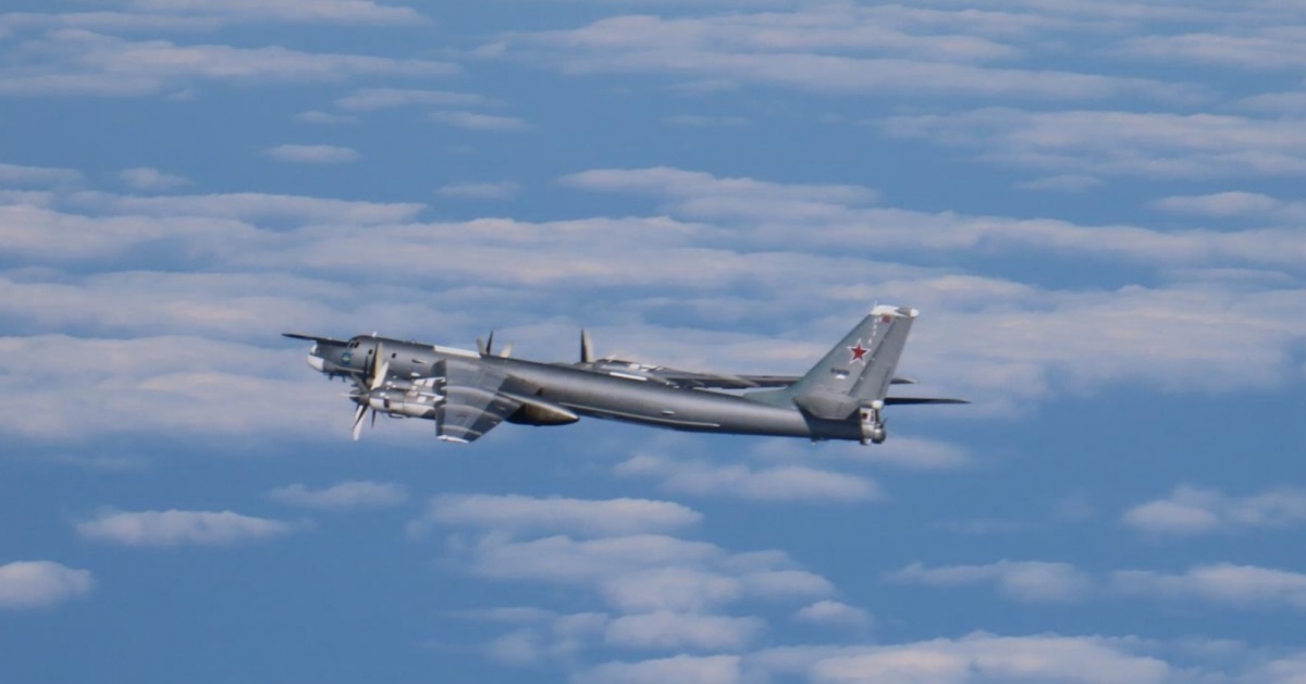 پرواز هشت ساعته بمب‌افکن‌های هسته‌ای روسیه و چین در نزدیکی ژاپن