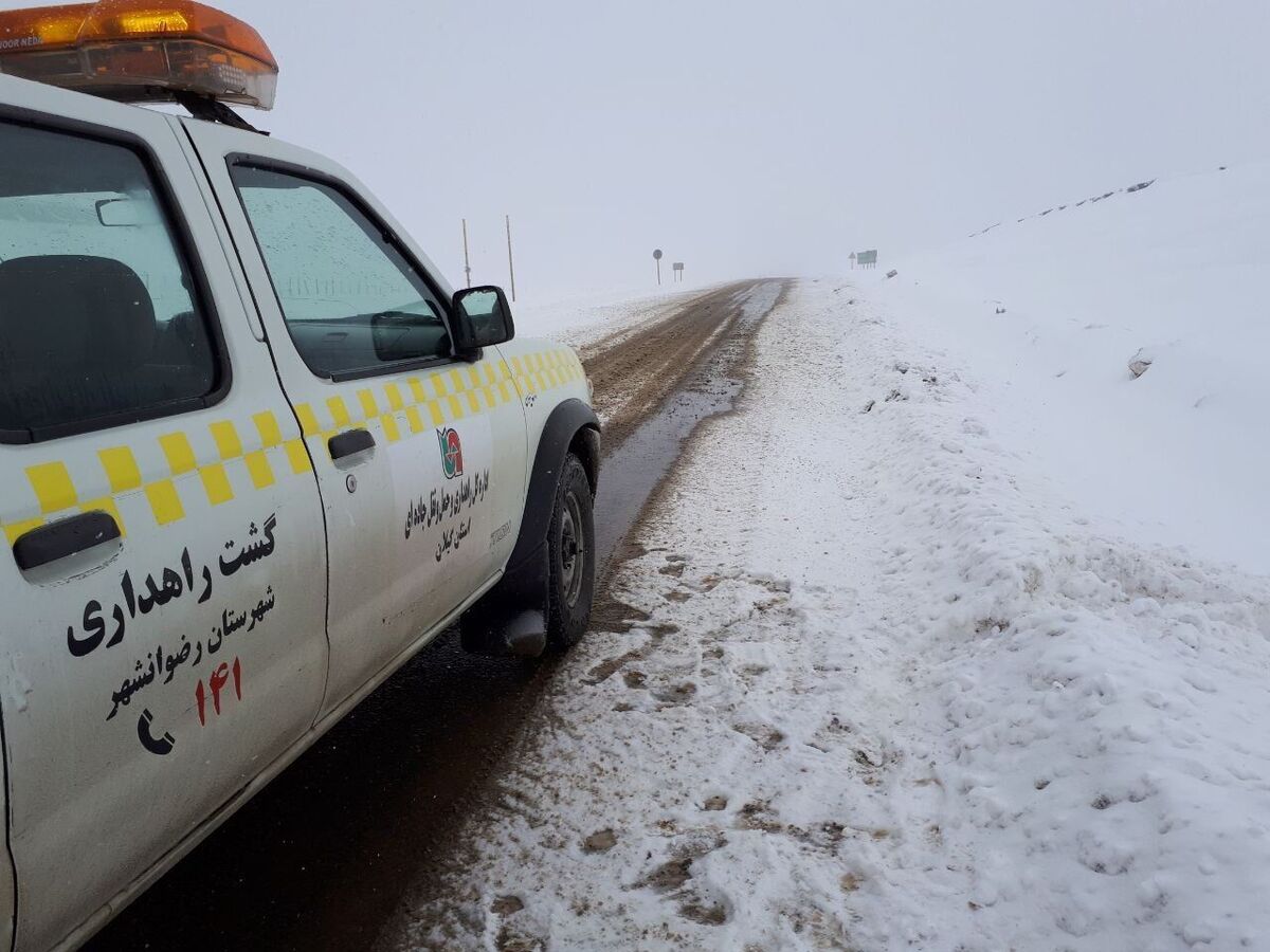 بارش برف به ارتفاع ۲۰ سانتیمتر در گیلان / تلاش راهداری برای بازکردن جاده‌ها ادامه دارد + فیلم