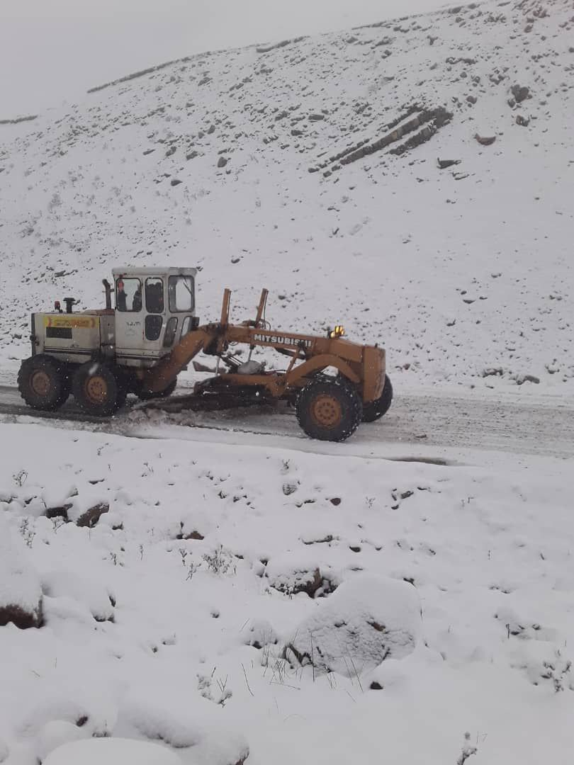 بارش برف به ارتفاع ۲۰ سانتیمتر در گیلان / تلاش راهداری برای بازکردن جاده‌ها ادامه دارد + فیلم