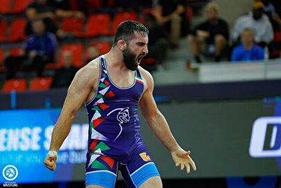 حسن یزدانی در فینال لیگ برتر کشتی آزاد مقابل مجتبی گلیج به میدان می‌رود