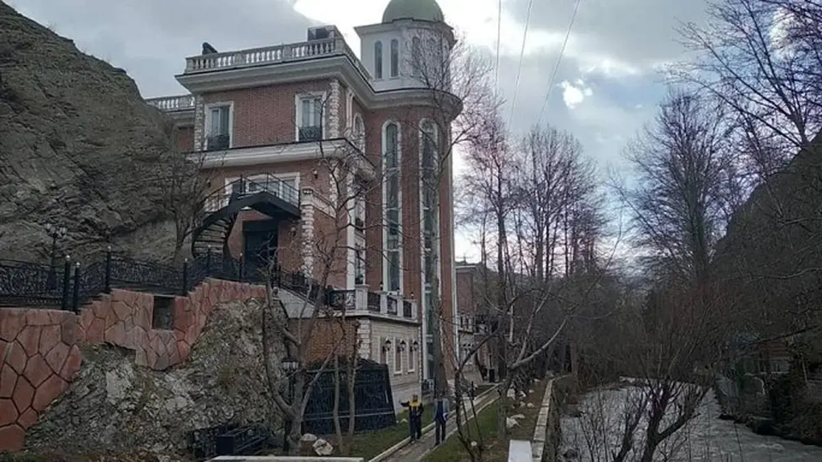 اَبَر ویلای فرد ذی‌نفوذ در حاشیه رودخانه کرج تخریب شد + فیلم