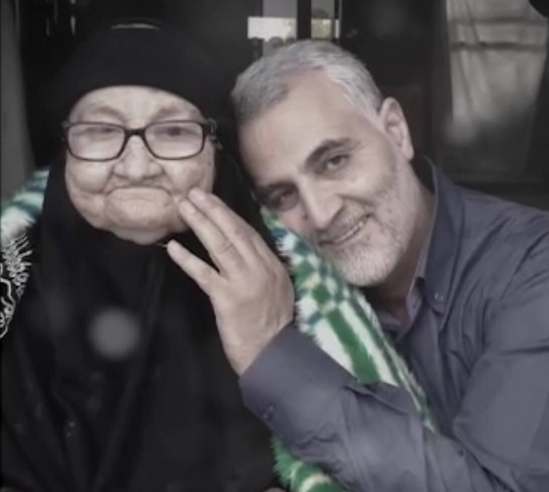 رونمایی از تصاویر عاشقانه سردار سلیمانی در آغوش مادر + عکس