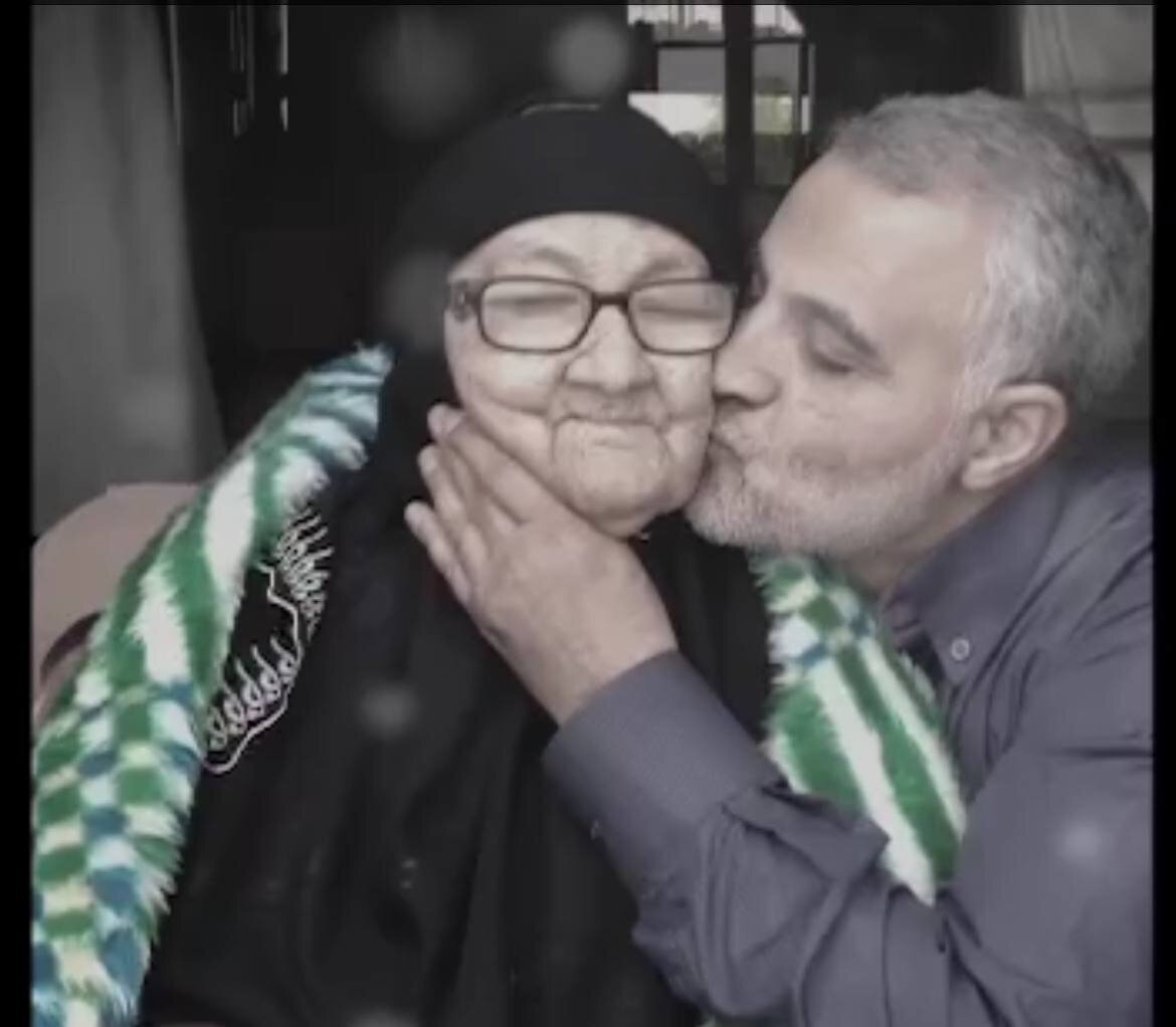 رونمایی از تصاویر عاشقانه سردار سلیمانی در آغوش مادر + عکس