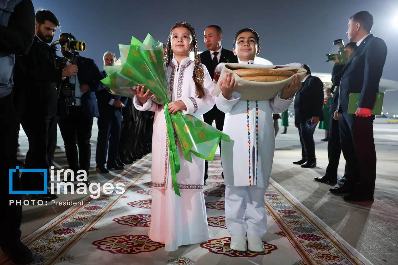 استقبال جنجالی دختر قزاقستانی از پزشکیان در فرودگاه + فیلم استقبال جنجالی دختر قزاقستانی از پزشکیان در فرودگاه + فیلم