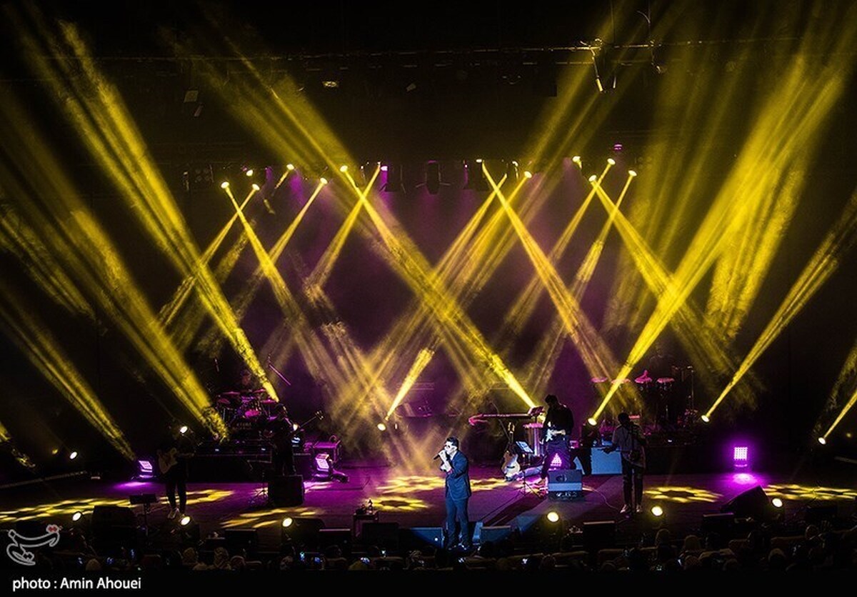 واکنش محسن یگانه به نمایش پرچم بحرین در کنسرتش + فیلم