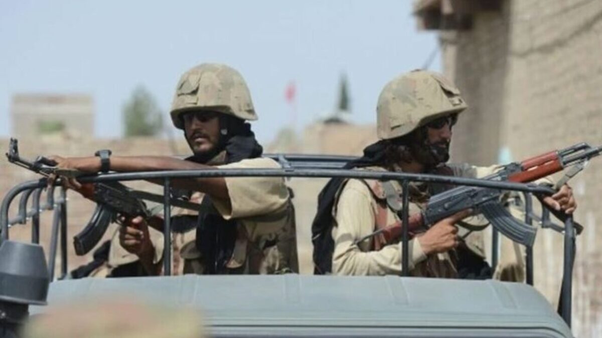 لحظات دلهره‌آور درگیری ارتش پاکستان و افراد مسلح + فیلم