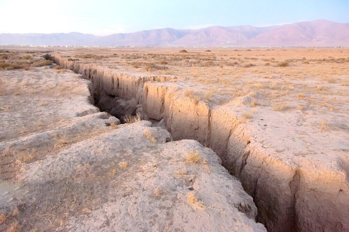 عمیق‌ترین شکاف فرونشست کشور در نیشابور+ فیلم