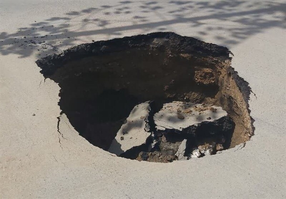 فرونشست زمین در بندرعباس پراید را بلعید+ فیلم