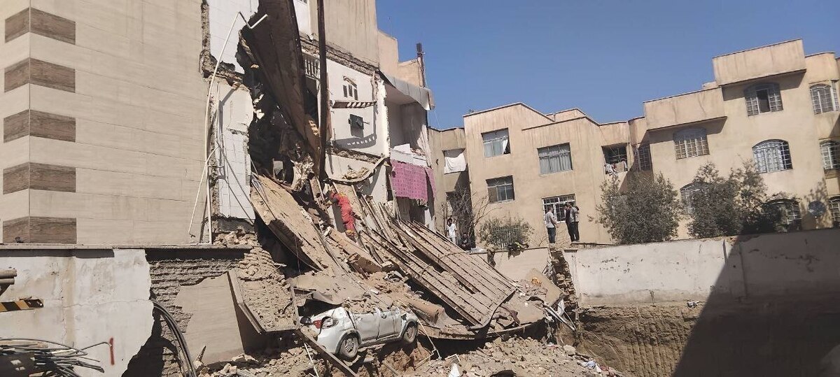 لحظه خروج نجات‌یافتگان از زیر آوار در حادثه یافت‌آباد + فیلم