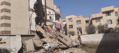 لحظه خروج نجات‌یافتگان از زیر آوار در حادثه یافت‌آباد + فیلم