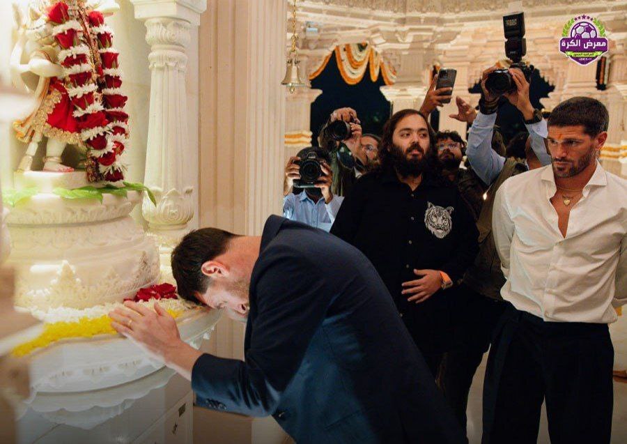 تصویری از مسی در هند در حال ادای احترام به خدایان هند