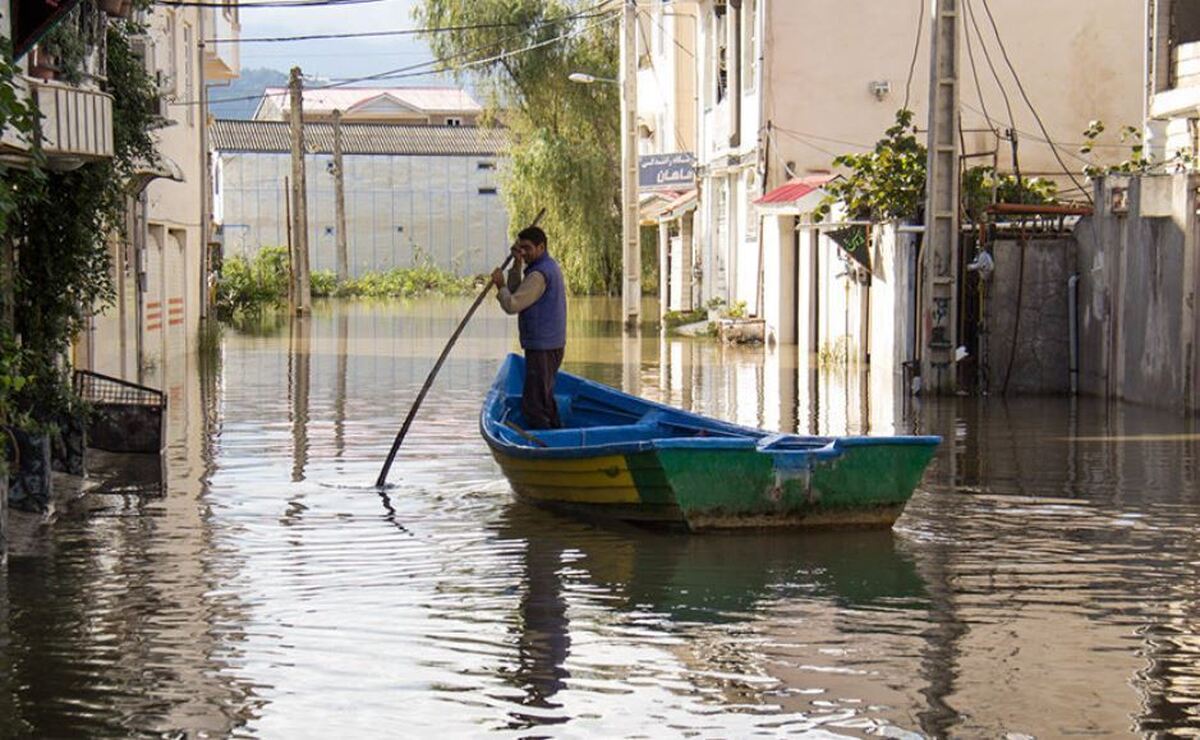قایق‌رانی در خیابان‌های یک شهر ایران/ به دنبال وقوع سیلاب + فیلم