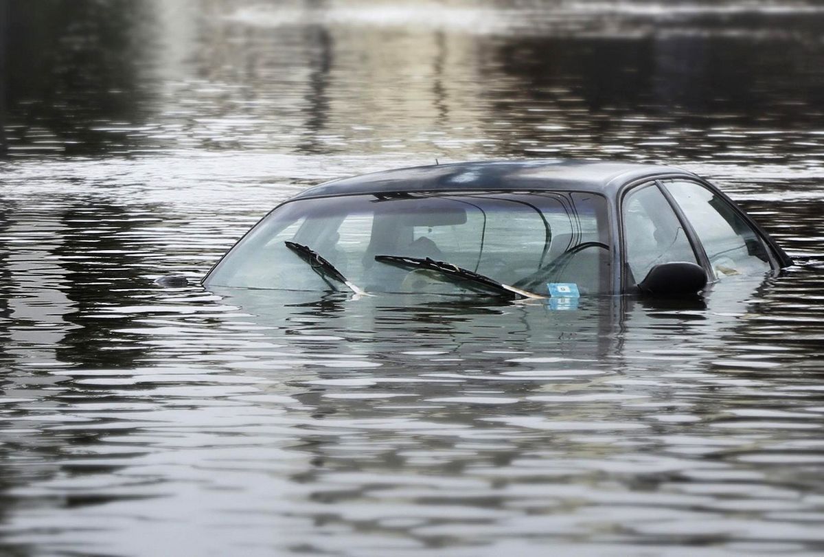 لحظه نفس‌گیر نجات زن و شوهر جوان از مرگ در سیلاب رودخانه بندرلنگه + فیلم