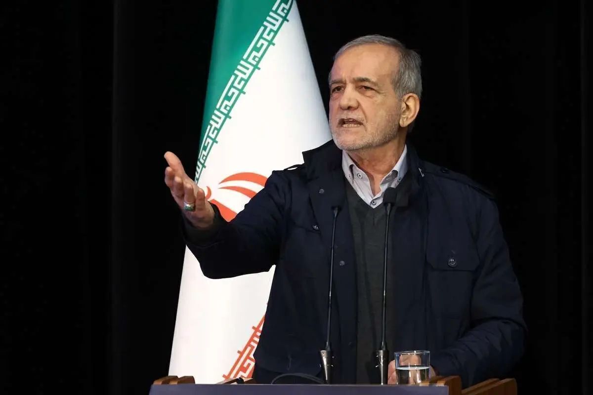 پزشکیان در یک مراسم رسمی شاکی شد و کتش را درآورد + فیلم