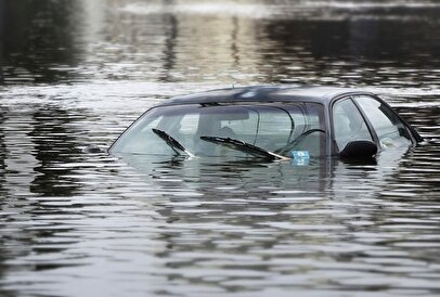 لحظه شکسته شدن سد خاکی و ورود سیل سهمگین به خانه‌های مردم + فیلم 