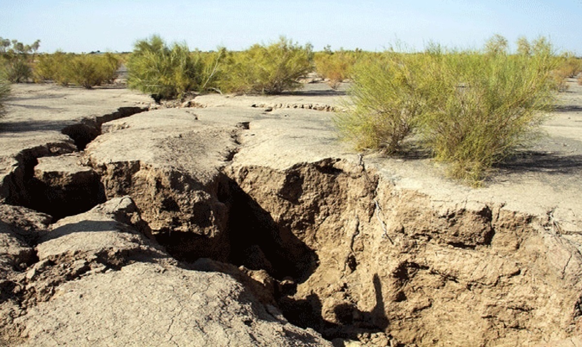 آسیب به قبرستان تاریخی لافت در پی بارش‌های شدید قشم+ فیلم
