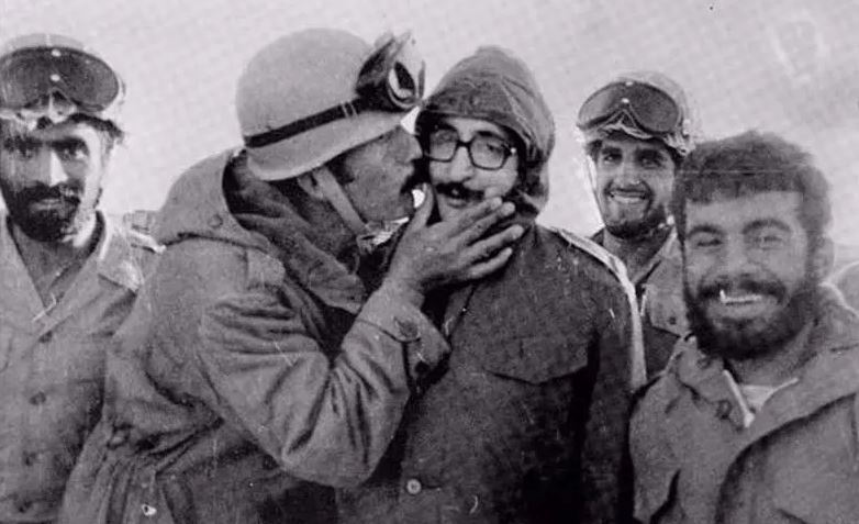 انتشار تصاویری از بنی‌صدر برای اولین بار/ رئیس‌جمهور سوار بر موتور در جبهه جنگ + عکس