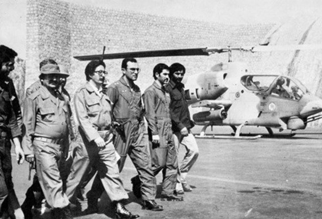 انتشار تصاویری از بنی‌صدر برای اولین بار/ رئیس‌جمهور سوار بر موتور در جبهه جنگ + عکس