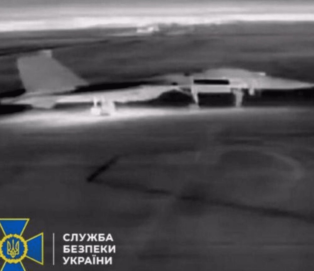 لحظه حمله پهپادی به دو سوخو-۲۷ / جنگنده مسلح مهندم شد + عکس لحظه حمله پهپادی به دو سوخو-۲۷ / جنگنده مسلح مهندم شد + عکس