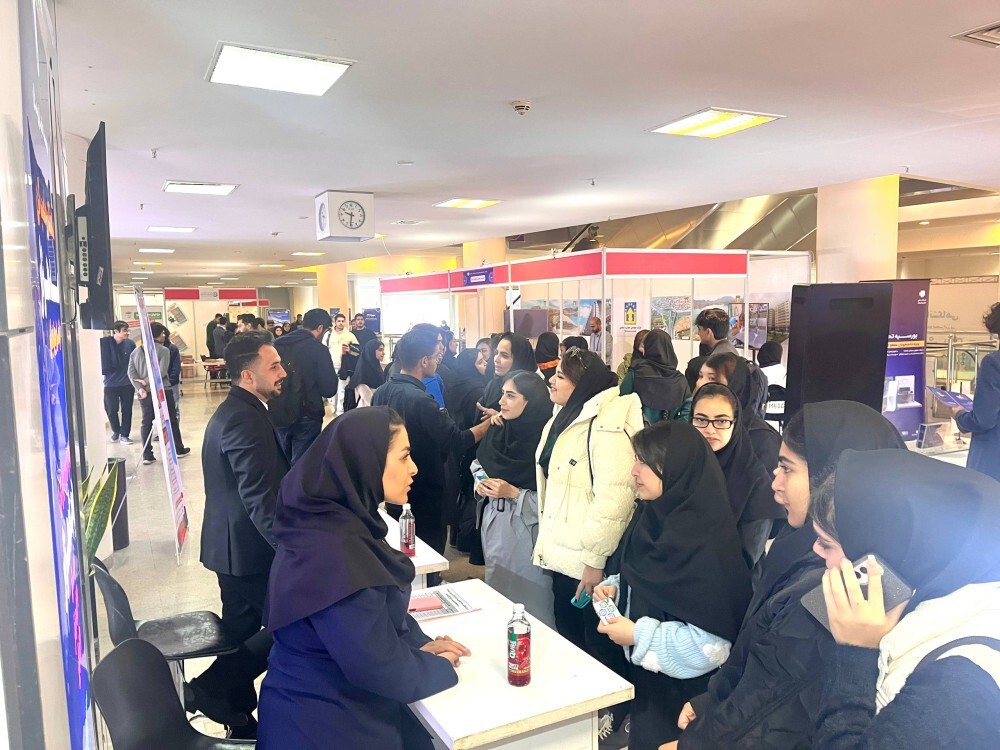 اعطای لوح و تقدیر نامه سومین رویداد فناورانه «صدرا» به موسسه اعتباری ملل در راستای جهت گیری جدید موسسه در مسیر تقویت ارتباط با مراکز دانشگاهی، علمی و توسعه همکاری های فناورانه، علمی و صنعتی، مؤسسه