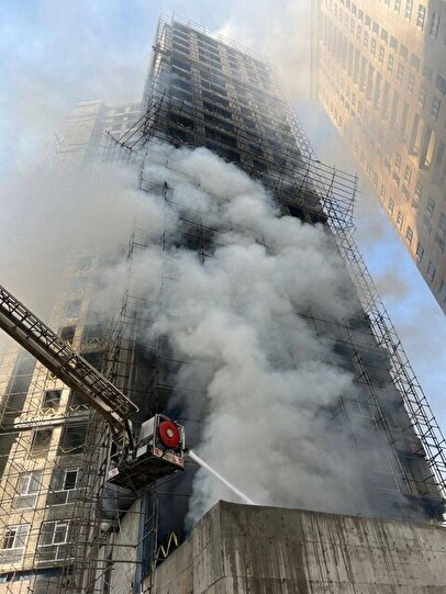 آتش سوزی در برج ۲۰ طبقه تهران / نیرو‌های امدادی ۳۰ نفر را از دل دود بیرون کشیدند