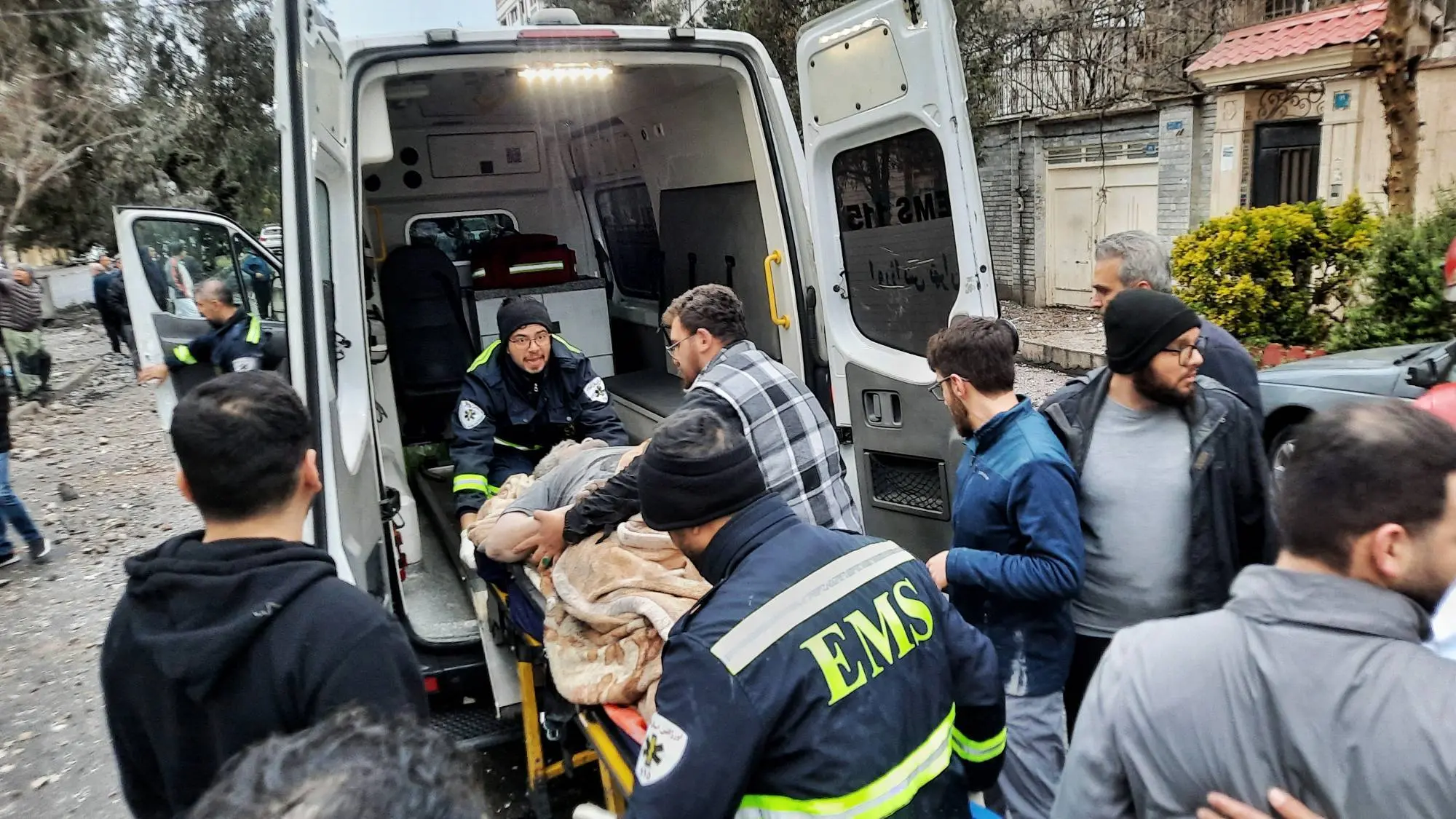 انتقال مصدومان به بیمارستان در پی حمله هوایی در شرق تهران انتقال مصدومان به بیمارستان در پی حمله هوایی در شرق تهران