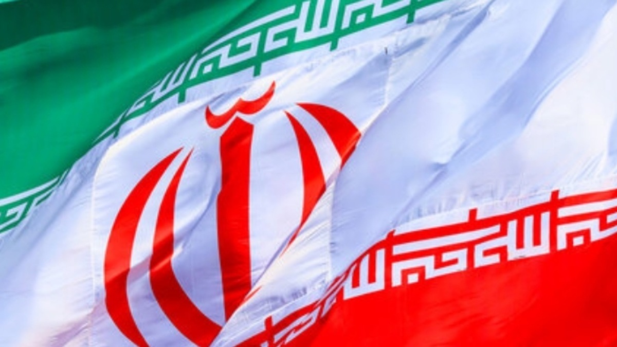 اهتزاز بزرگترین پرچم ایران در عباس‌آباد+ فیلم