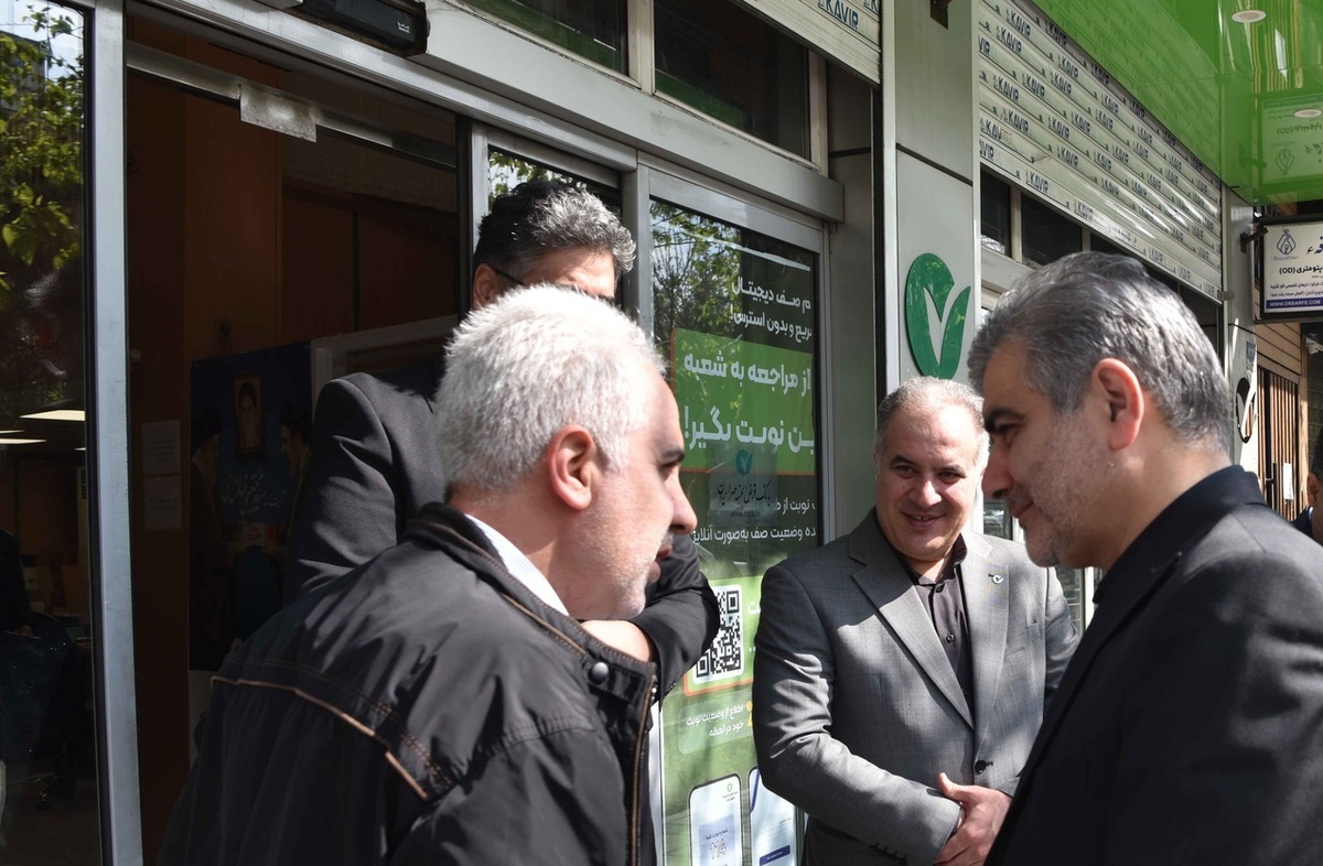 چهارمین بازدید مدیرعامل بانک از شعب در ایام جنگ/کارکنان بانک مهر ایران پای کار خدمت به مردم