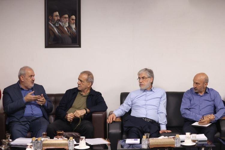 پوشش متفاوت پزشکیان در جلسه دولت / لباس رئیسجمهور خبرساز شد پوشش متفاوت پزشکیان در جلسه دولت / لباس رئیسجمهور خبرساز شد