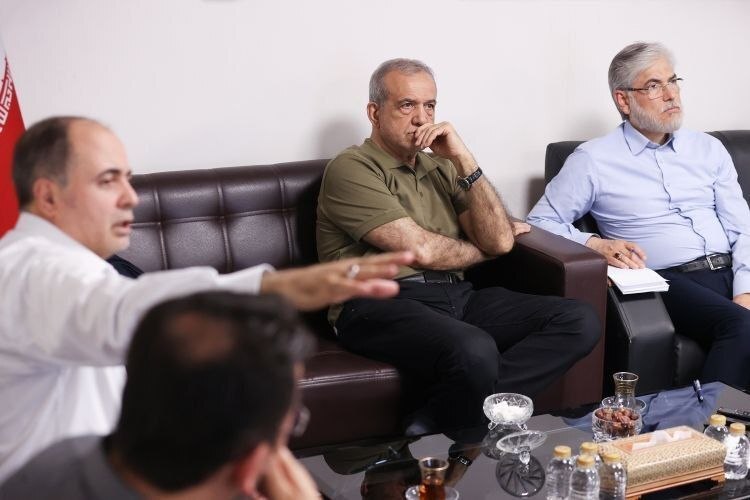 پوشش متفاوت پزشکیان در جلسه دولت / لباس رئیسجمهور خبرساز شد پوشش متفاوت پزشکیان در جلسه دولت / لباس رئیسجمهور خبرساز شد